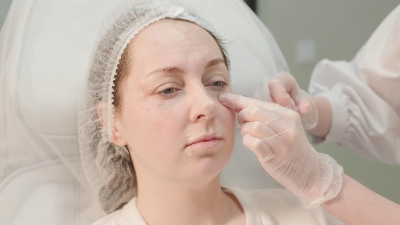 얼굴 주사 절차를 수행하는 미용 전문가