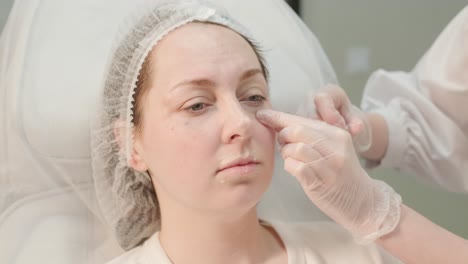 cosmetólogo que realiza el procedimiento de inyección facial