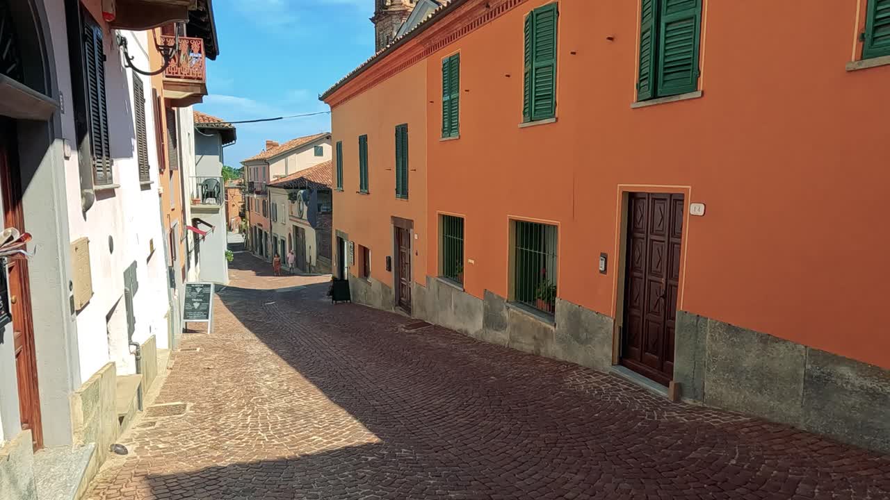 Incantevole strada italiana con edifici colorati