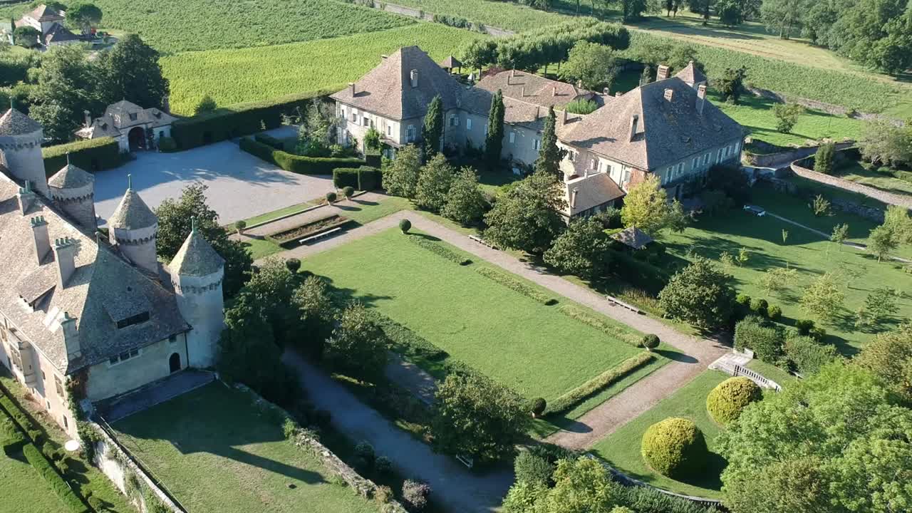 Thonon, Fransa'da bahçeleriyle birlikte bir kalenin havadan görünümleri.