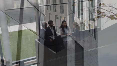 animation eines bürogebäudes über geschäftsleute, die in einem modernen büro sprechen