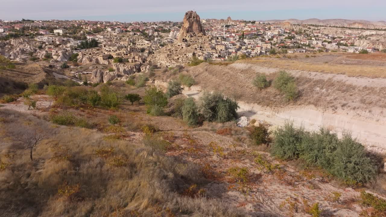 Vista aerea del Castello di Ortahisar tra formazioni rocciose in Turchia