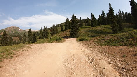 Conduciendo-En-Un-Sendero-Todoterreno-4wd-A-Través-De-Un-Prado-Alpino-En-La-Cuenca-Yankee-Boy-De-La-Montaña-San-Juan-De-Colorado