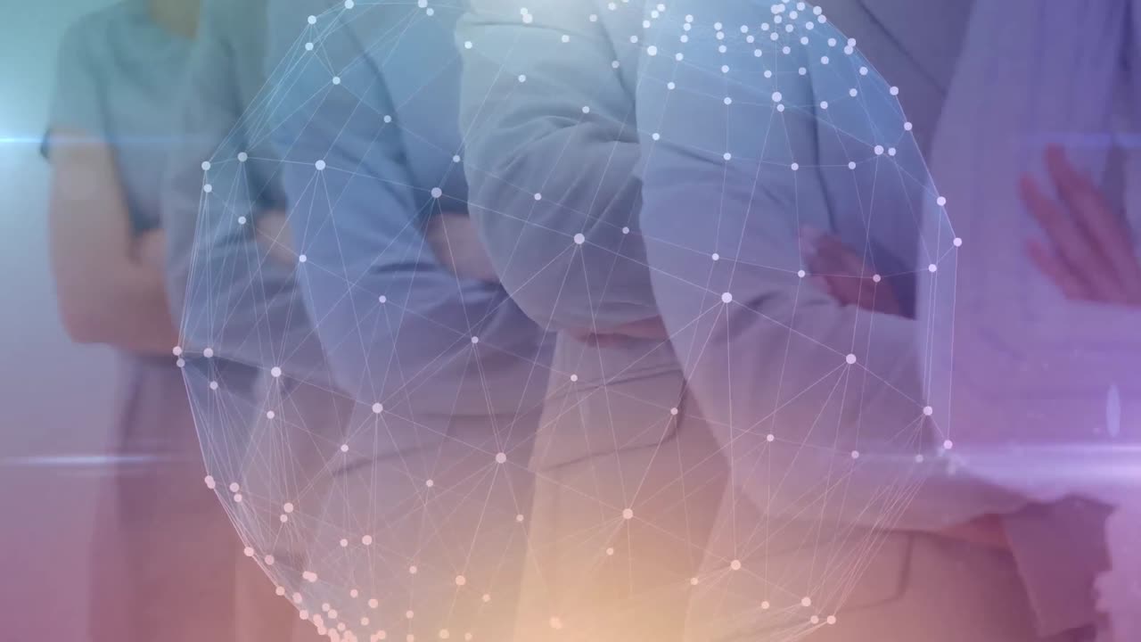 animación del globo con una red de conexiones en la sección media de personas de negocios con los brazos cruzados