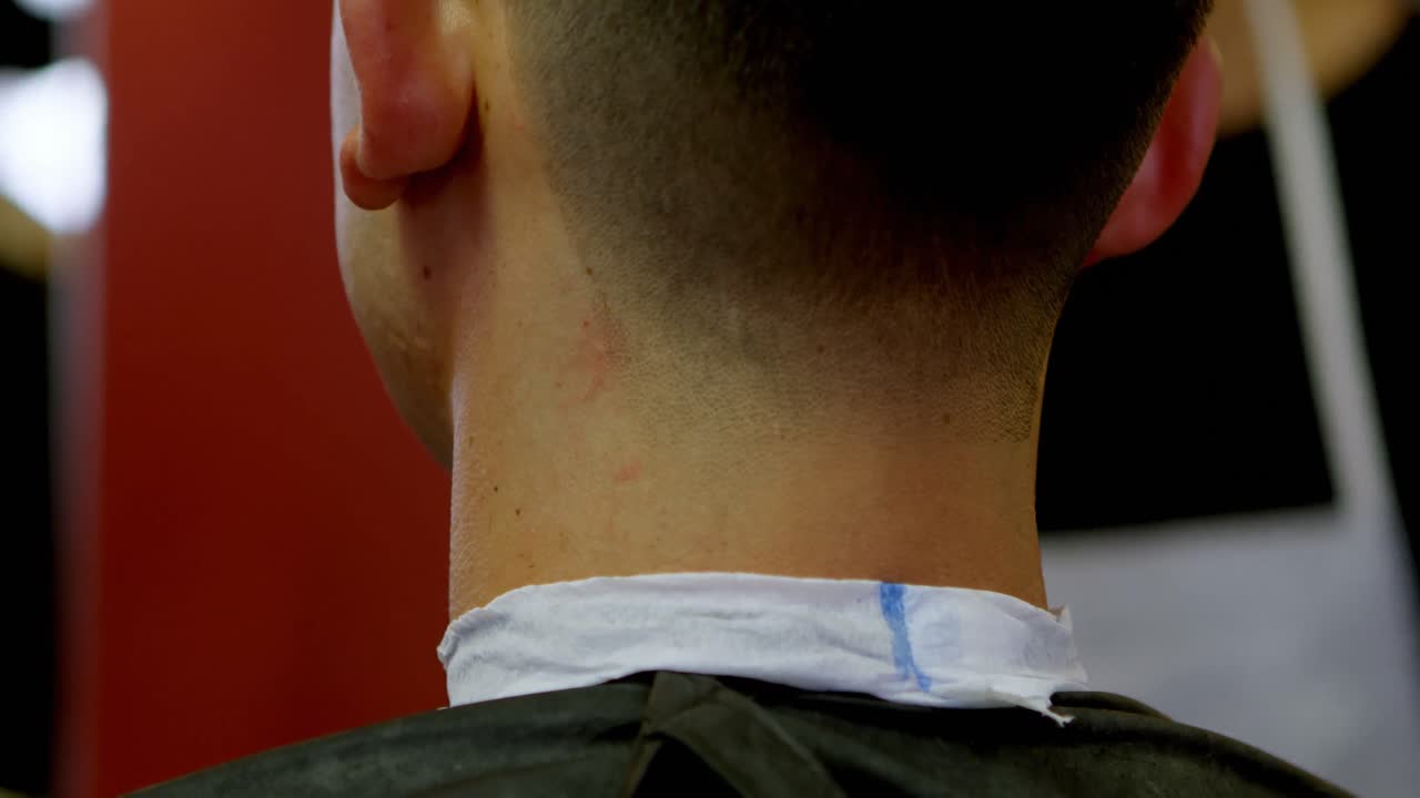 hombre mirando su nuevo corte de pelo en el espejo 4k