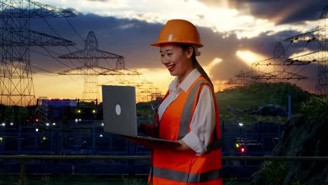 ingeniera mujer trabajando en una computadora portátil en una planta de energía al atardecer