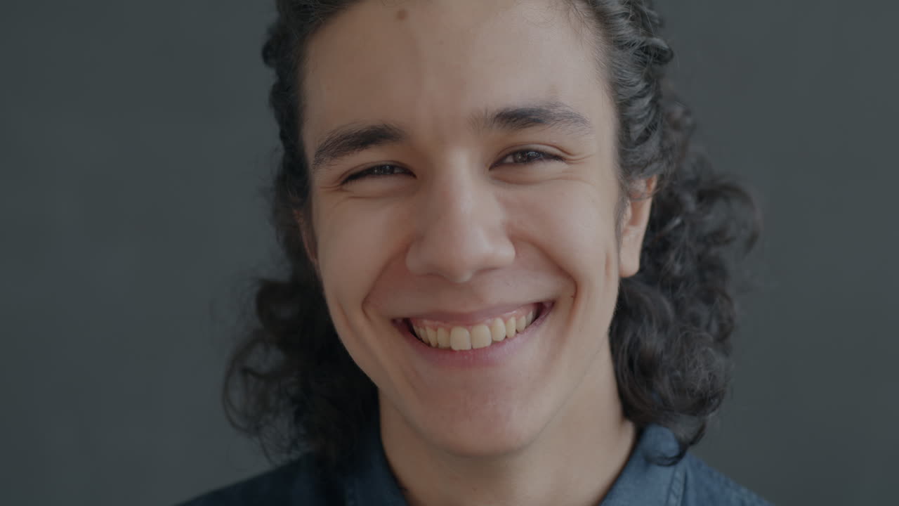 feliz joven sonriendo