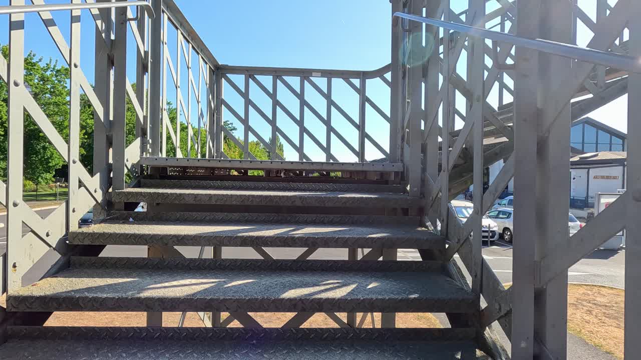 explorando un puente de metal con escaleras oxidadas