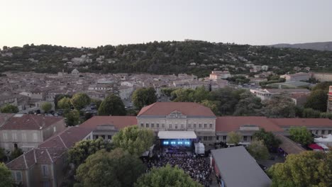 Vista-Aérea-De-Un-Festival-&quot;d&#39;apt&quot;-En-El-Sur-De-Francia-Durante-La-Puesta-De-Sol.