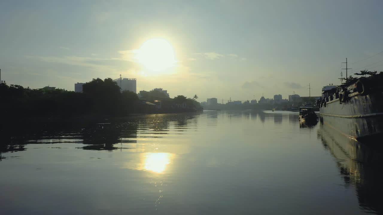 베트남 호치민 시 사이공강과 항구 입구 근처 운하의 일출, 반사, 유람선