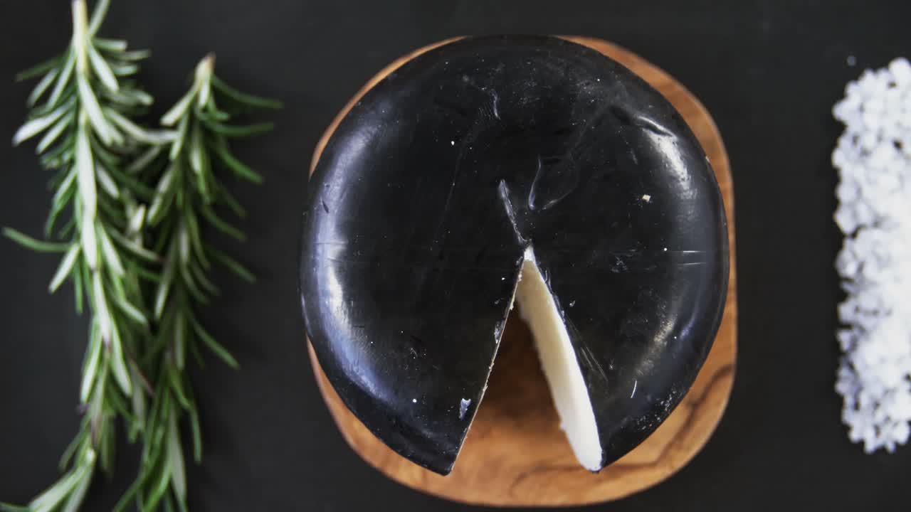 queso en rodajas con hierbas