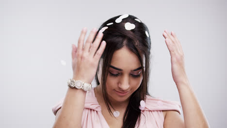 dama de honor solitaria en una ducha de confeti en cámara lenta serie de fotos de bodas de boda