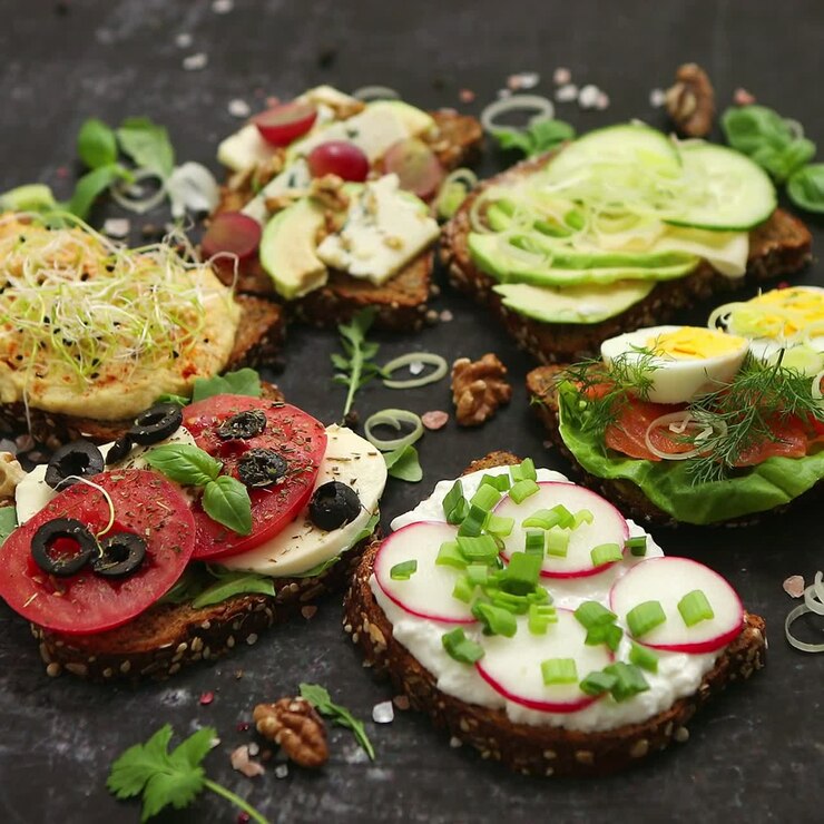 Vista dall'alto di diversi panini decorati come antipasto. Cibo sano. Pasto a base di verdure