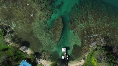 Vista-Aérea-Superior-Del-Agua-De-Mar-Turquesa-Clara-Con-Arrecife-De-Coral