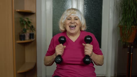 abuela anciana mujer haciendo levantamiento de pesas entrenamiento de gimnasia pesas haciendo ejercicio en casa