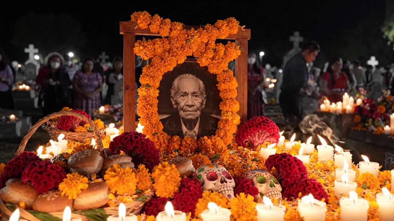 Altare messicano del Giorno dei Morti con candele accese
