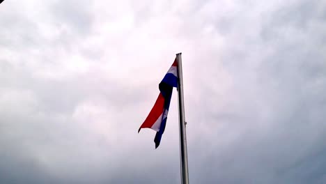 bandera croata de gran altura ondeando en el viento en la isla de brac, croacia