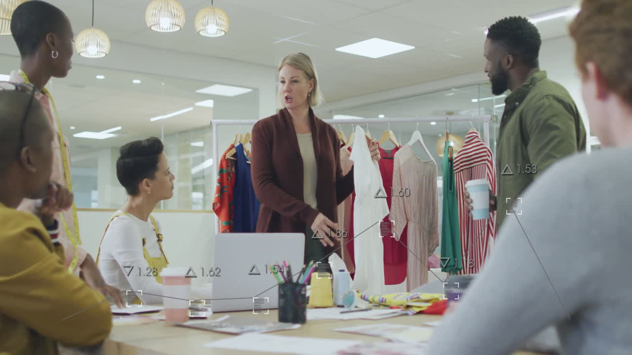 animación del procesamiento de datos financieros sobre diversas personas de negocios en la oficina