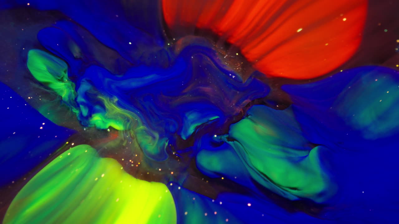Un macro astratto di sfondo di arte fluida verde, blu e rossa in 4K.