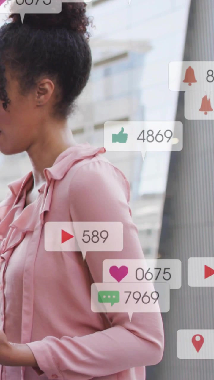 Vertikal video: Kvinde tjekker telefon, sociale ikoner svæver nær hende, antal stiger, svarer på annoncer.