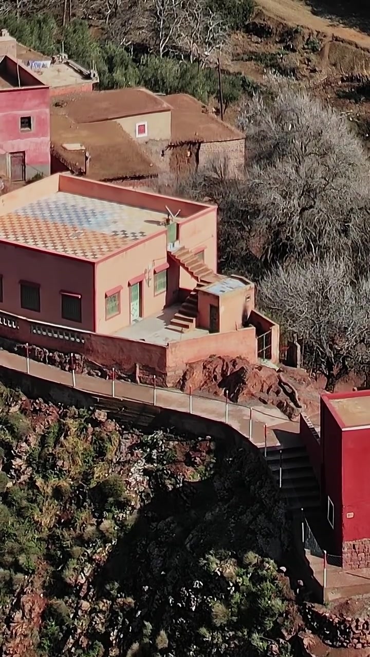 Vista aerea del paesaggio marocchino con alberi e colline di giorno