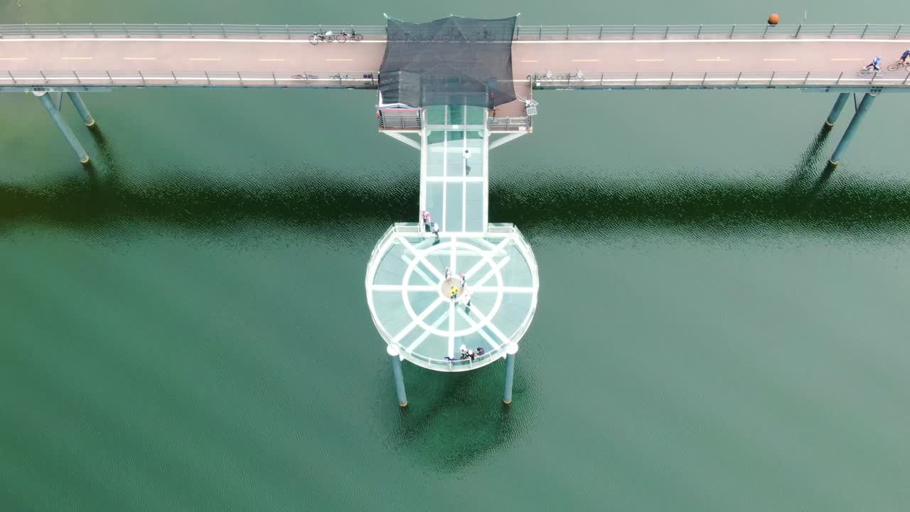 작은 강이 잘 보이는 스카이워크