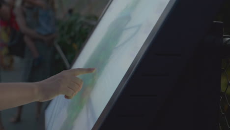 persoon die een kaart op een touchscreen gebruikt