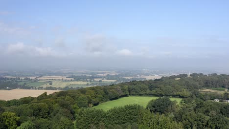 Vista-Aérea-De-Un-Paisaje-Rural-Británico-Bajo-El-Sol-De-Verano