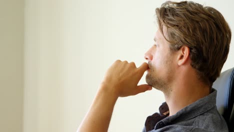 hombre relajándose en la sala de estar en casa 4k