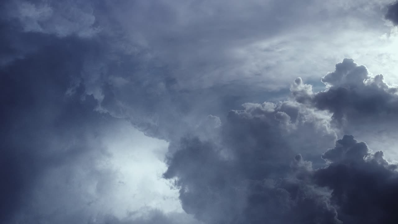 pov espesas nubes moviéndose en el cielo, tormenta