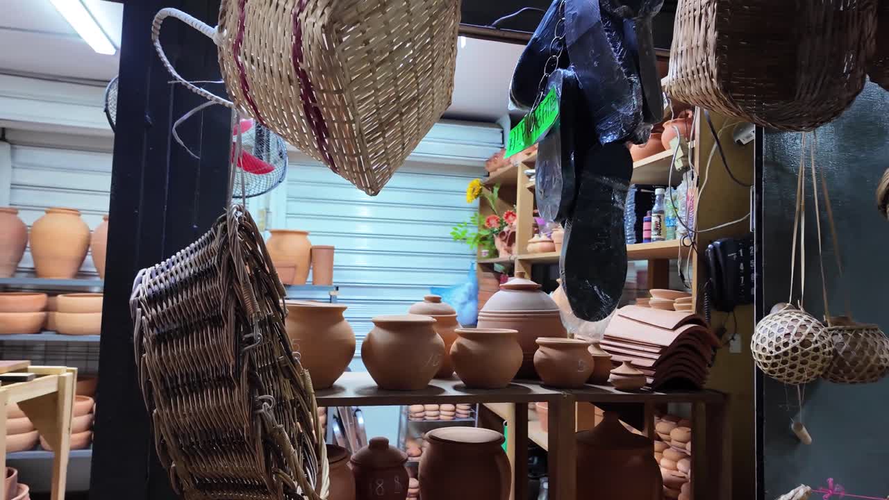 Ollas de barro y cestas tejidas de artesanía tradicional venezolana a la venta