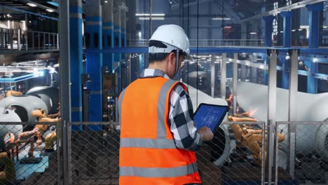 ingeniero revisando el plan en una instalación de fabricación