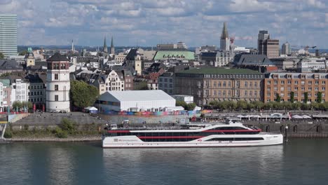 Luftaufnahme-Des-Düsseldorfer-Stadtbildes-Vom-Rhein-Aus-Gesehen