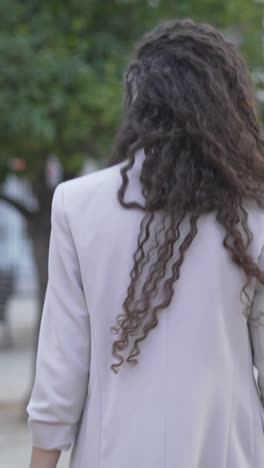 una mujer se aleja.