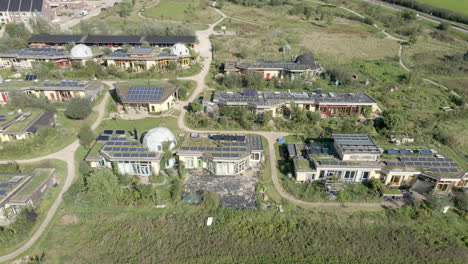 Wide-Aerial-Dolly-Von-Beautiful-Earthship-District-In-Olst,-Niederlande