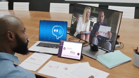 diversas personas de negocios en una llamada de video por computadora con procesamiento de datos en una computadora portátil en la oficina