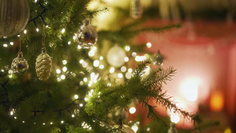 hermosas luces y bolos de árbol de navidad brillan brillantemente