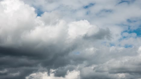 nubes blancas moviéndose en el cielo azul claro