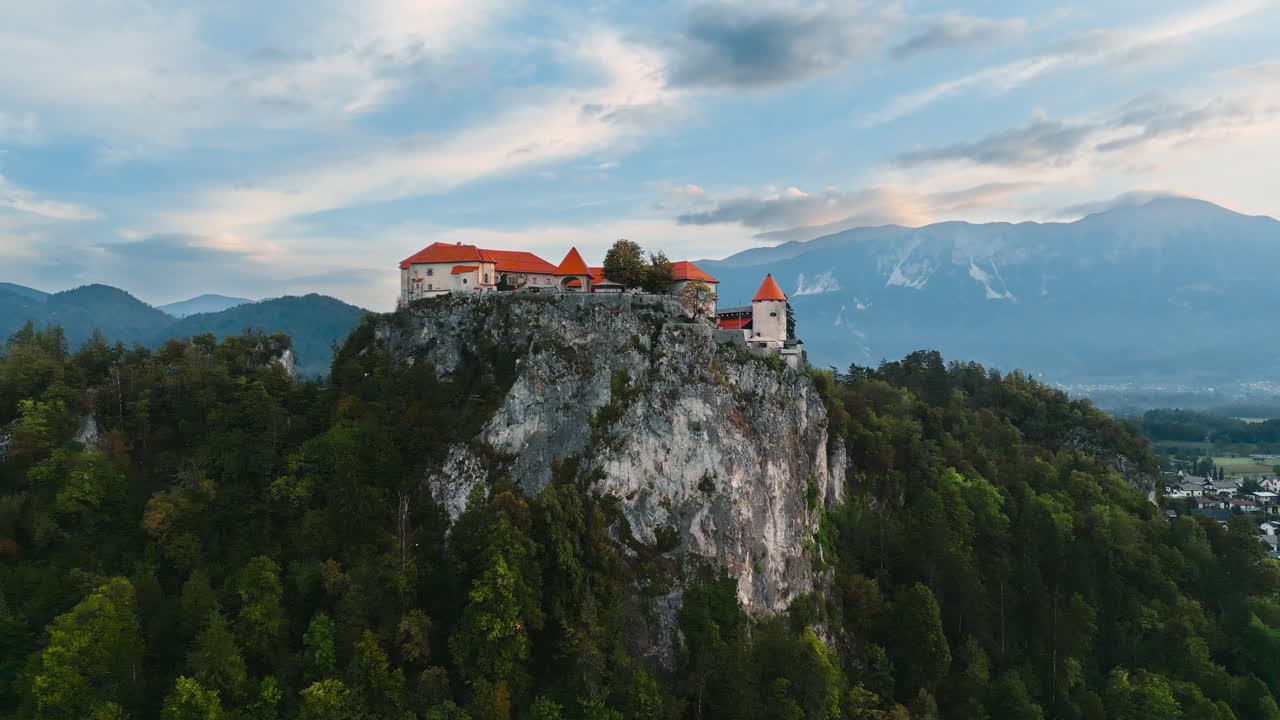 Vista aerea del Lago di Bled e del castello di Bled.