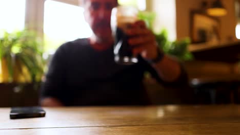 hombre bebiendo cerveza fuerte en un entorno acogedor