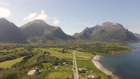 vuelo de drones a lo largo del pueblo costero de mevik, campo de noruega