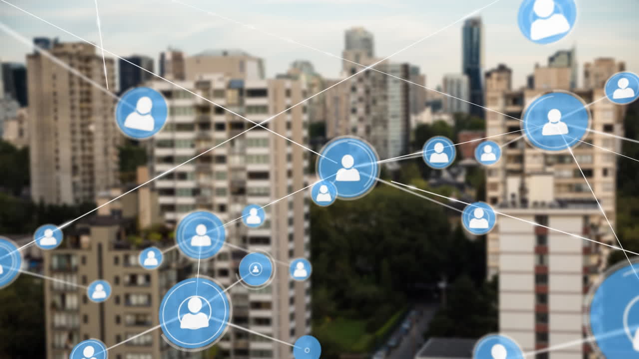 animación de una red de iconos de perfil sobre una vista aérea de edificios altos contra el cielo