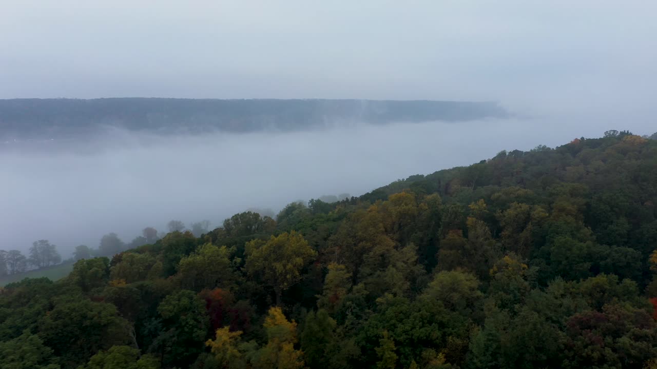 멀리 뉴저지의 방어벽이 있는 허드슨 강 너머의 안개를 보여주는 뉴욕시의 인우드 힐 상공에서 공중 트럭이 발사되었습니다.