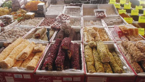 delicias turcas y otros dulces en un mercado