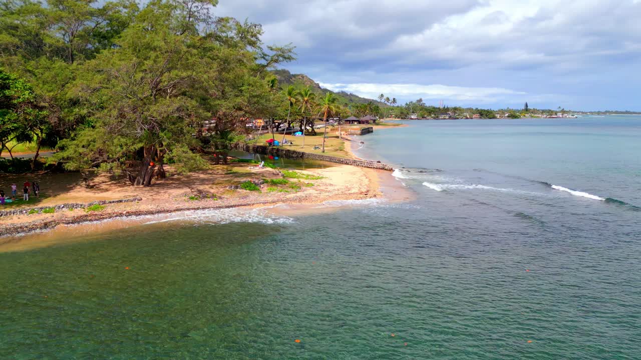 playa tranquila en la isla de oahu hawai - toma aérea de un avión no tripulado