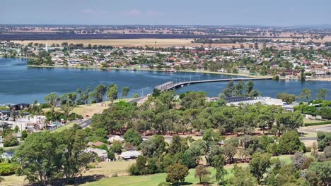 sobre el club de golf y hacia el puente y yarrawonga y campos de paja quemados más allá