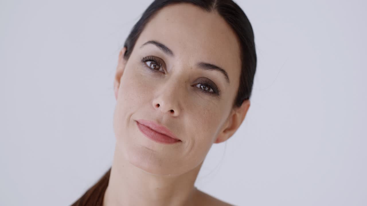 una mujer joven y hermosa.