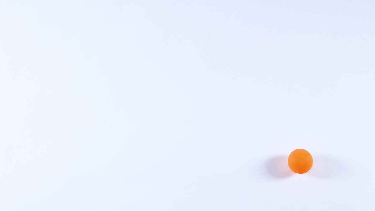 bola naranja rebotando en una superficie blanca
