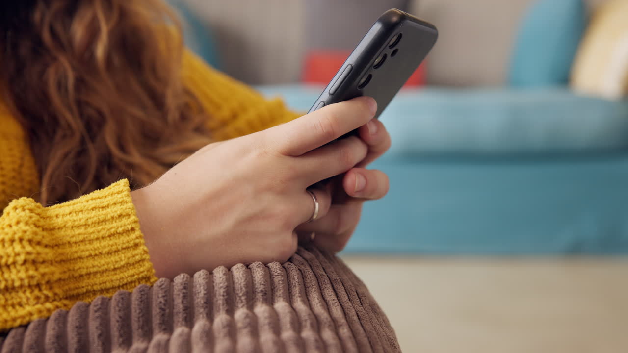 스마트 폰을 사용하는 여성