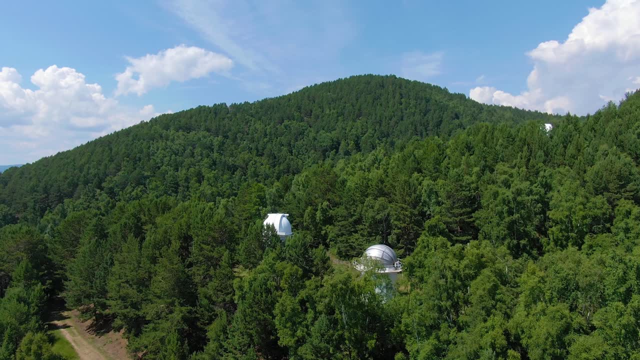 산 에 있는 숲 에 있는 천문대 의 공중 사진